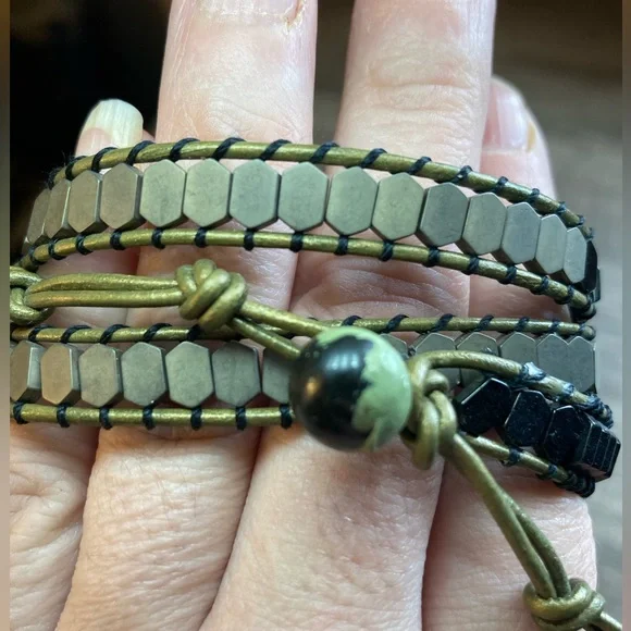 Black and Gold Wearable Tech Bracelet - Picture 4 of 10